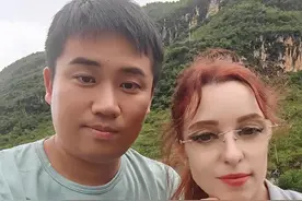 白俄美女嫁广西小伙，婚后丈夫出国打工，外国媳妇带俩娃留守中国图片