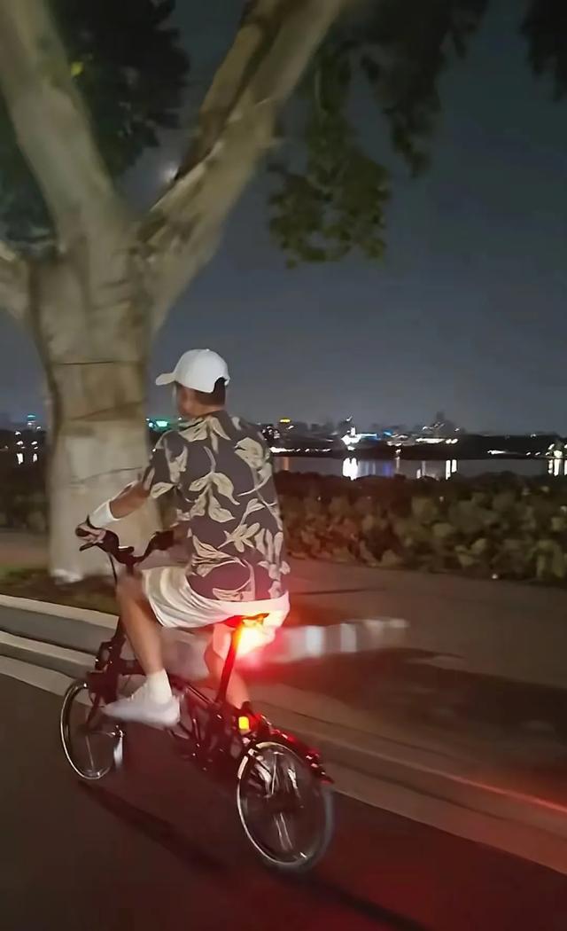 马云骑车夜游西湖遇粉丝，美女激动搭讪，马云说很凉快 单车很昂贵