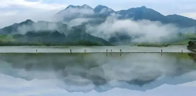 泰顺仕水碇步桥： 烟雨江南，踏石而行，春晚加持，中国最美古碇步