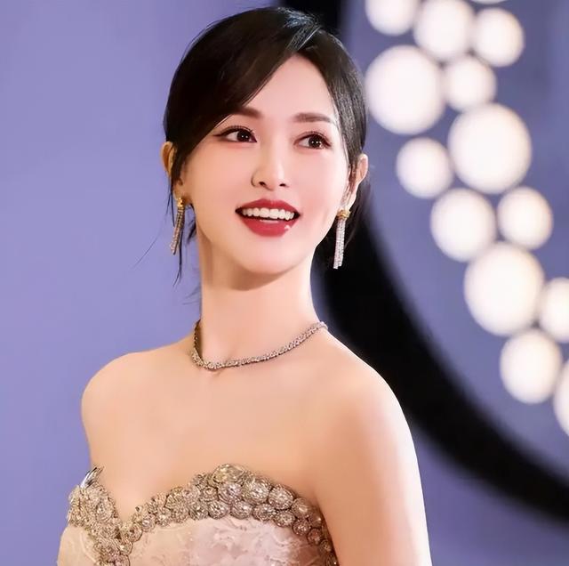 婚变传闻真相大白后，42岁唐嫣高调官宣喜讯，撕下了罗晋的"体面"