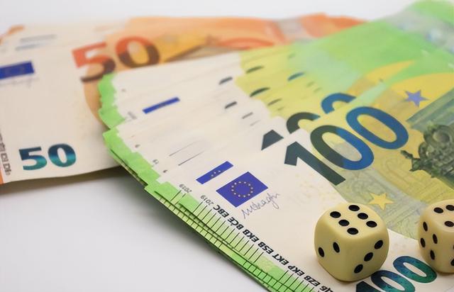 美俄还在PPT互喷，中国六代机已经试飞！欧盟背刺大戏有多精彩？