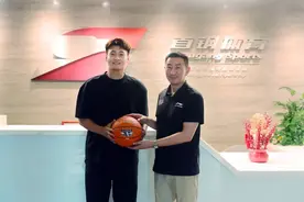 赵睿正式加盟北京男篮，将携手周琦冲击CBA总冠军，透露加盟原因：无限渴望争夺胜利图片