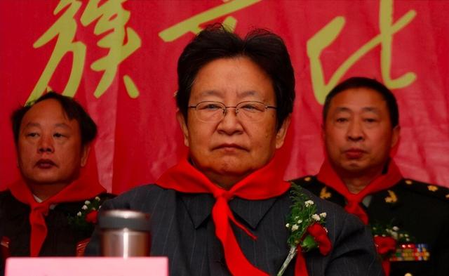 李讷唯一儿子王效芝：职高生，妻子是薄一波外孙女，介绍人是上将