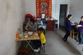 13万个家庭，1万个“陪读妈妈”：牺牲自我能换来孩子的前途吗？图片