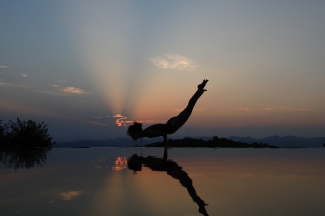 不要命了?女子景区无护栏水边倒立做瑜伽,景区回应引爆全网!