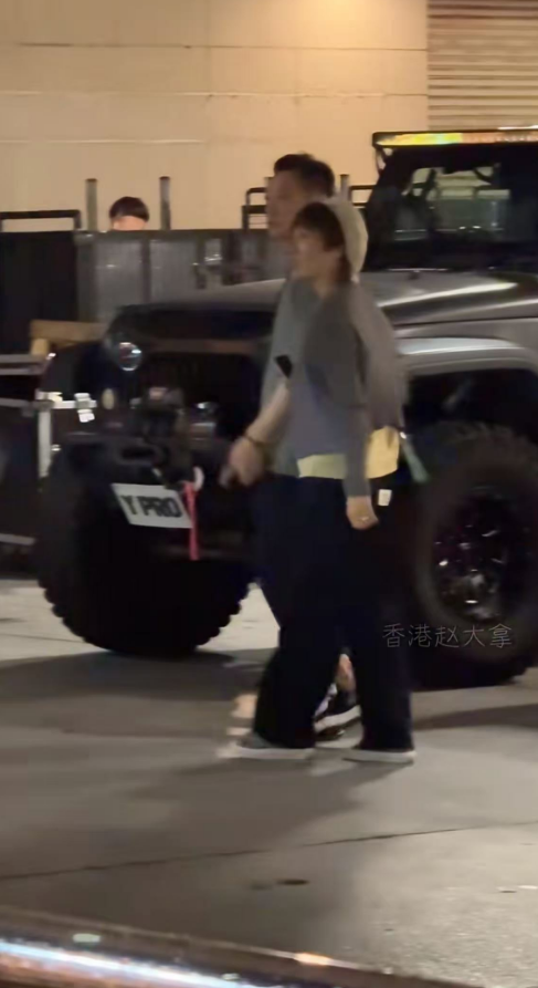 61岁陶大宇携新婚妻子看演唱会，主动搂太太肩膀秀恩爱很是幸福