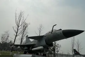 近距离观看歼-10C真机，终于看清楚挂点的细节图片