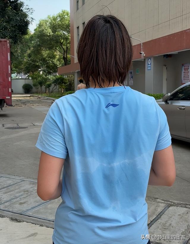 宣布复出不到一周，全红婵罕见出席挂牌仪式，身材基本已恢复如初