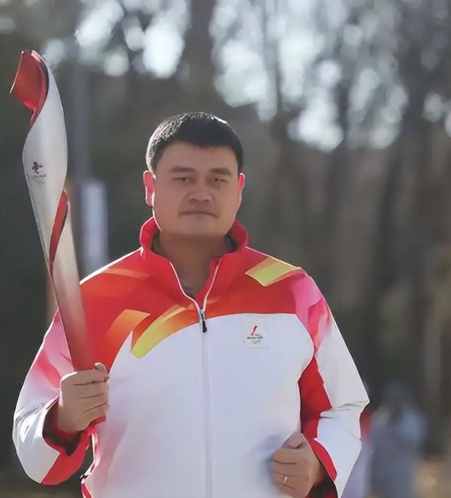 官媒对成龙的称呼变了，三字之差释放强烈信号，王晶的话有人信了