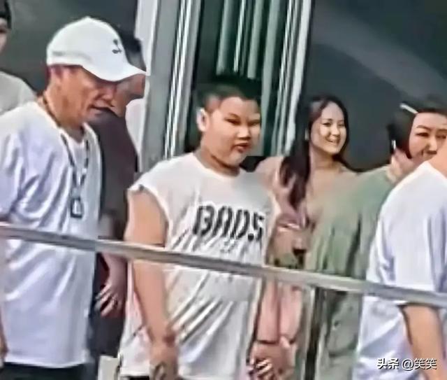 郭德纲一家现身上海，王惠穿绿裙胖到没脖子、10岁郭汾阳长歪了