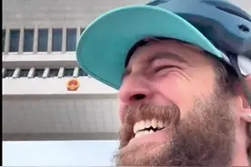 舍不得！老外骑自行车环游中国 从新疆离开时含泪告别图片