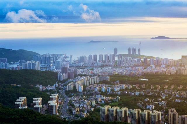 三亚凤凰岭景区，登上城市观景台俯瞰三亚，这里的夕阳如诗如画
