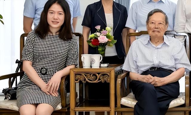 翁帆也没想到，丈夫杨振宁去世后，竟因生前一个举动再次口碑暴涨