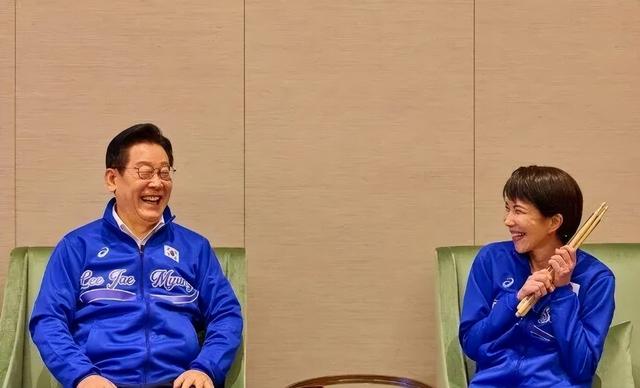高市早苗和李在明穿同款衣服一起打架子鼓，现场赠送李在明鼓棒并教其打法，韩媒：该活动没提前打招呼