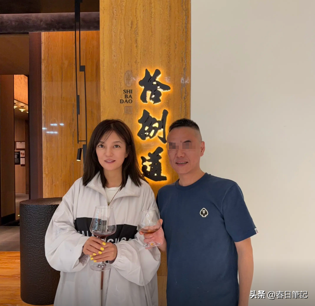 面相又变了！49岁赵薇广东吃饭又老又凶， 当年小燕子再也回不去了