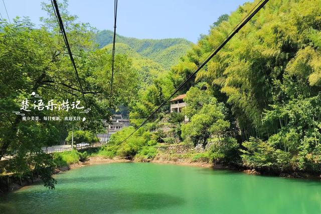 浙江宁波泉溪畔的千年古村，群山环抱溪水中流，适合休闲与徒步