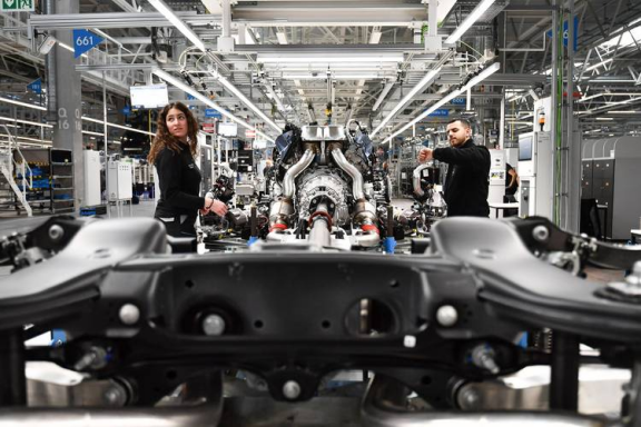 荷兰记者问首相：你认为荷兰的行为愚蠢吗，看看他怎么说？