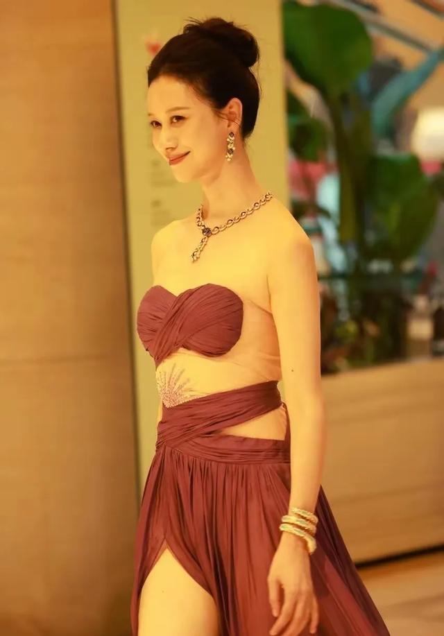 倪虹洁这肚子是长胖了吗？怎么肉嘟嘟的！