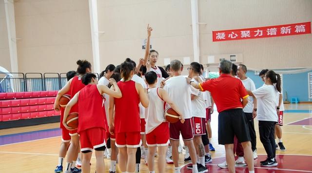 中国女篮开始集训！宫鲁鸣带队：韩旭、杨舒予、徐凤威等状态出色