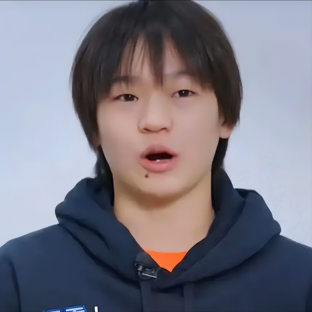 全红婵铜像进校园引热议，意外暴露她“真实处境”，令人心疼