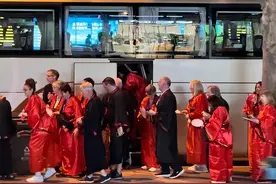 杀疯了！1400万外国人涌入中国，上海大街上，挤满了老外图片