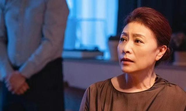 原来岳红女儿就是她，也是演员，被张嘉译带红，《四喜》也有她