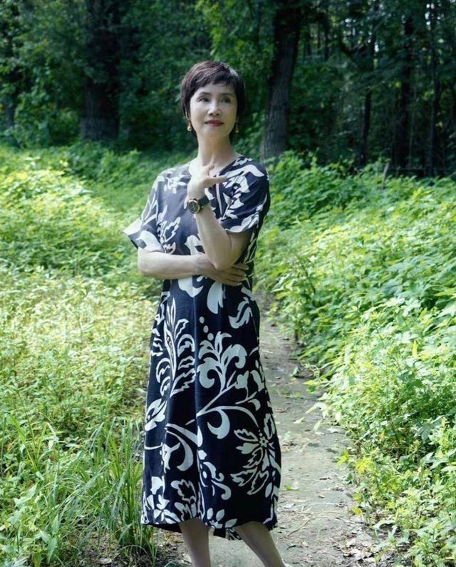 64岁徐俐晒北京小院，和二婚丈夫住农村平房	，院子大得能跑步