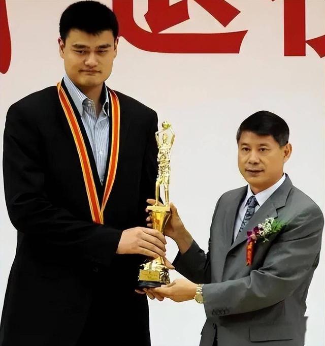 毁了王治郅，逼姚明退役，他凭一己之力让中国篮球倒退了二十年