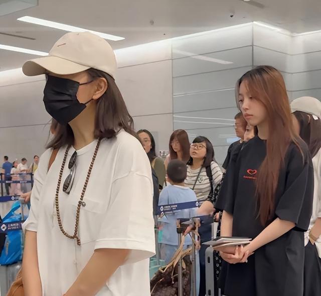 赵薇一家三口旅游回来，75岁母亲打扮时尚，小四月越来越像赵薇了