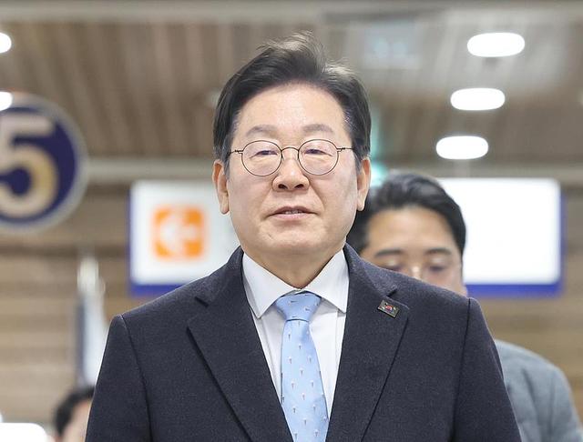 李在明终于回应了：登机访美前，下令韩国警方务必给中国一个说法