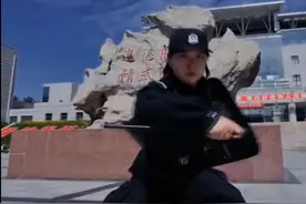 警校女生踢刀变装主打一个帅图片