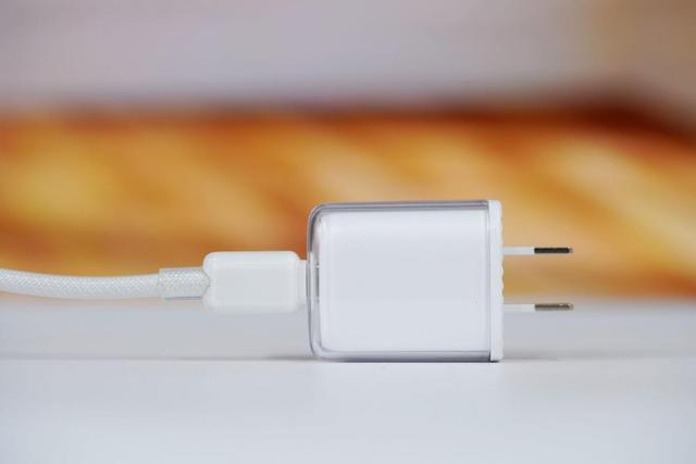 iPhone 17快充“绝配”！倍思同芯充Pro测评：45W满血充+同芯护机