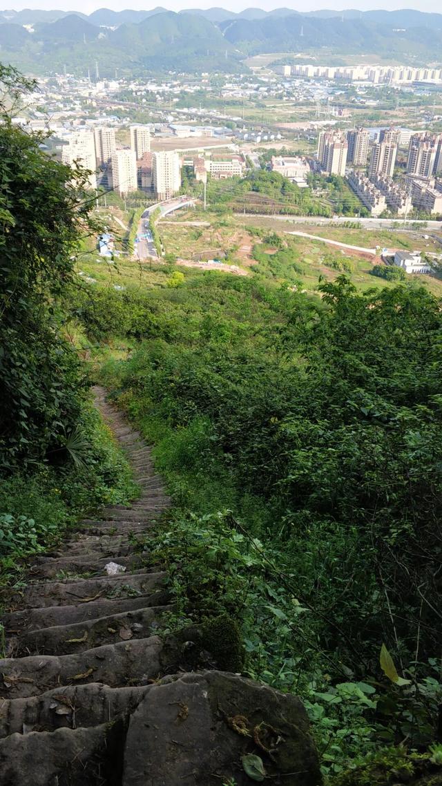 重庆九龙坡有一座明朝大寨，拥有18道城门，相传张献忠在此称帝