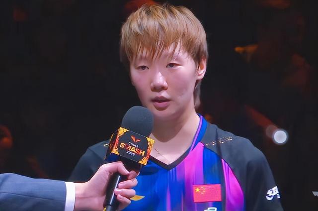 王曼昱夺冠后王励勤送花，孙颖莎第二，王励勤也不忘握手给予鼓励