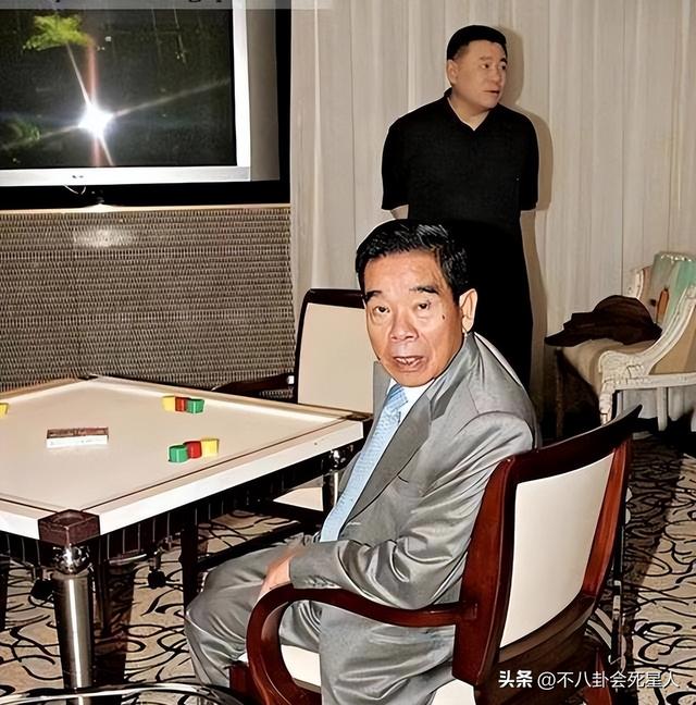 香港四大家族没落：李嘉诚父子撤退，郑裕彤儿子负债李兆基家躺平