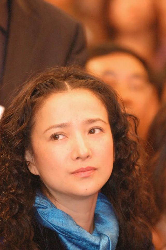 演员何晴去世	，“她曾患脑瘤还中风了”；发小邢岷山称她病重依然乐观