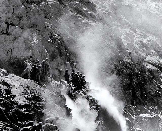 雪域天路奇迹，1200 公里青藏公路，只用 7 个月零 4 天被 “砸” 出来了