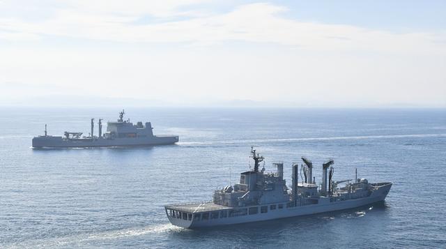 高市帮手到位，最大战舰闯台海，解放军7舰押送，国防部再发警告