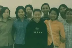 当年一群傻姑娘发工资第一件事到邮政所排队寄钱回老家，现在老了图片