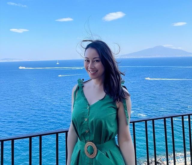 香港知名女星移民失败回流香港，平台上售卖大尺度照片，付费观看