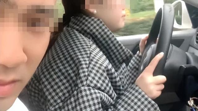 华为造了个「可折叠方向盘」，把全体网友都整不会了