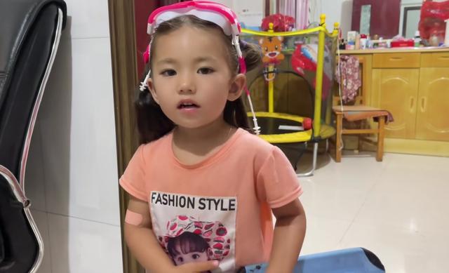 杨二狗低调交女友，比阿霞小一岁！阿霞生活窘迫，有人抛出橄榄枝