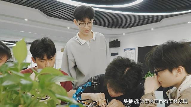 广西玉林技师学院AI教师苏文兴育智能工匠激活新可能