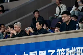 简直就是移动的广告牌 雷军观赛CBA现场用手机拍摄比赛图片