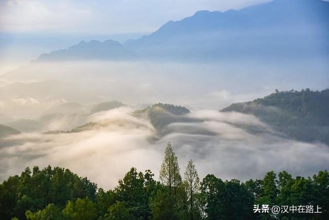 汉中云峰寺日出：金光照破雾千层，半是仙踪半是尘​！