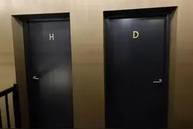 你敢相信吗？厕所门上的字母竟然不是"M"、"W"，而是"H"、"D"！图片