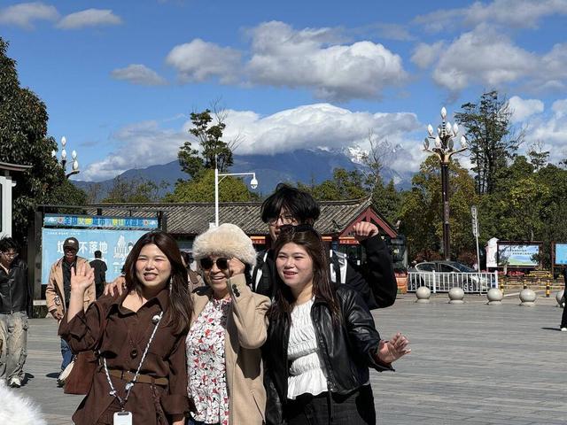 【外眼看云南】柬埔寨顶流姜思倪携家人圆梦云南：斗南花海巧遇结婚纪念日