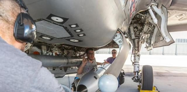 出大事！美国亮杀手锏：F-35搭载核弹起飞，毒刀已伸到中俄脖子下