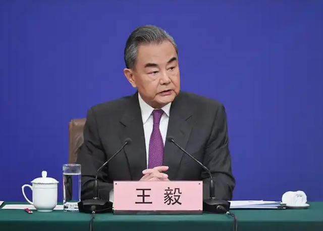 王毅外长立下大功，用美国最意想不到的方式，中国接下了“战书”