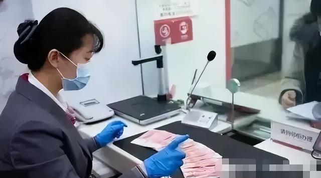 商丘36岁银行女经理家中自缢:丈夫已死	，储户赔偿难，银行不担责